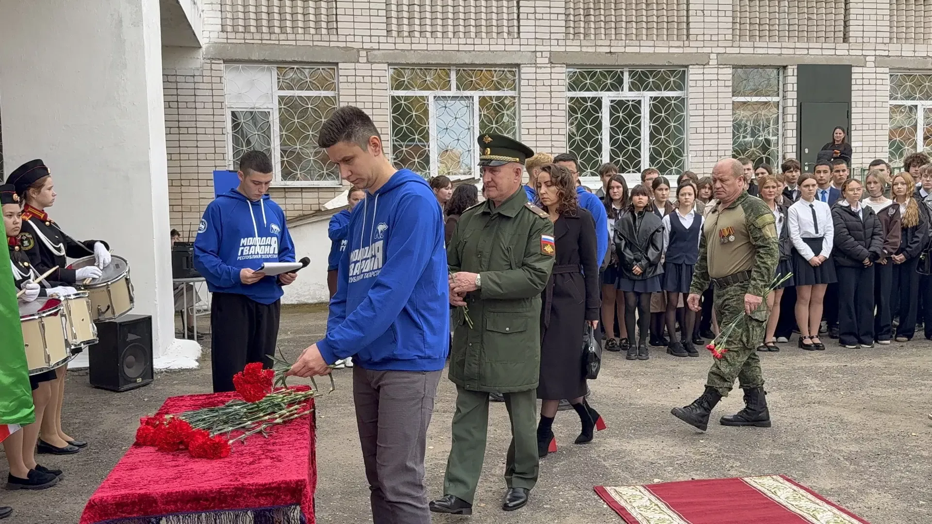 7нче лицейда МХОда һәлак булган катнашучылар истәлегенә мемориаль такта һәм батыр партасын тантаналы ачу