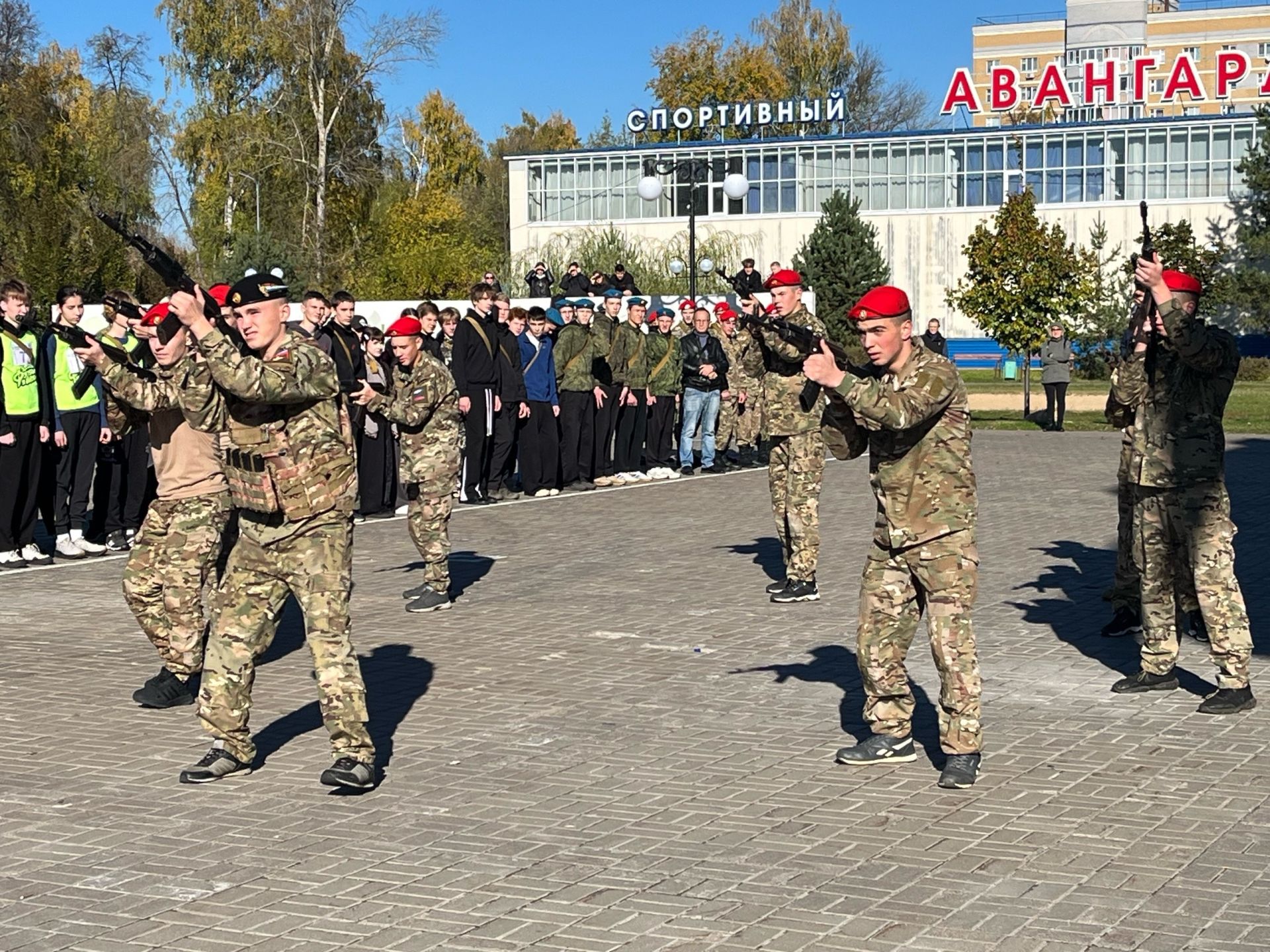 Яшел Үзәннең Авангард стадионында Хәрби хезмәткә чакыручылар көне