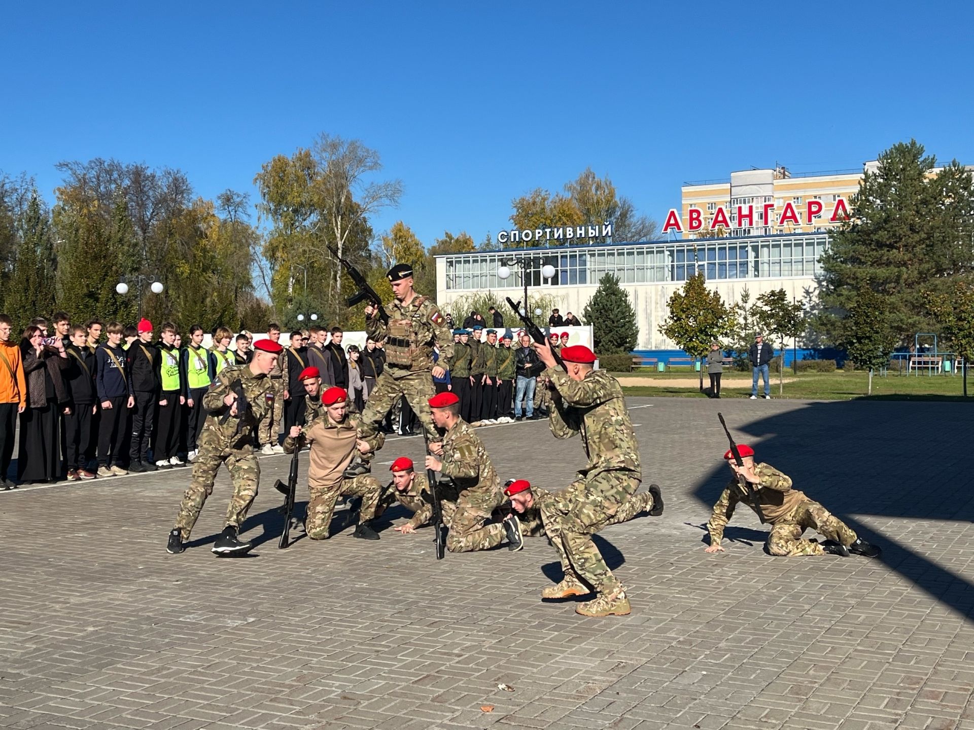 Яшел Үзәннең Авангард стадионында Хәрби хезмәткә чакыручылар көне