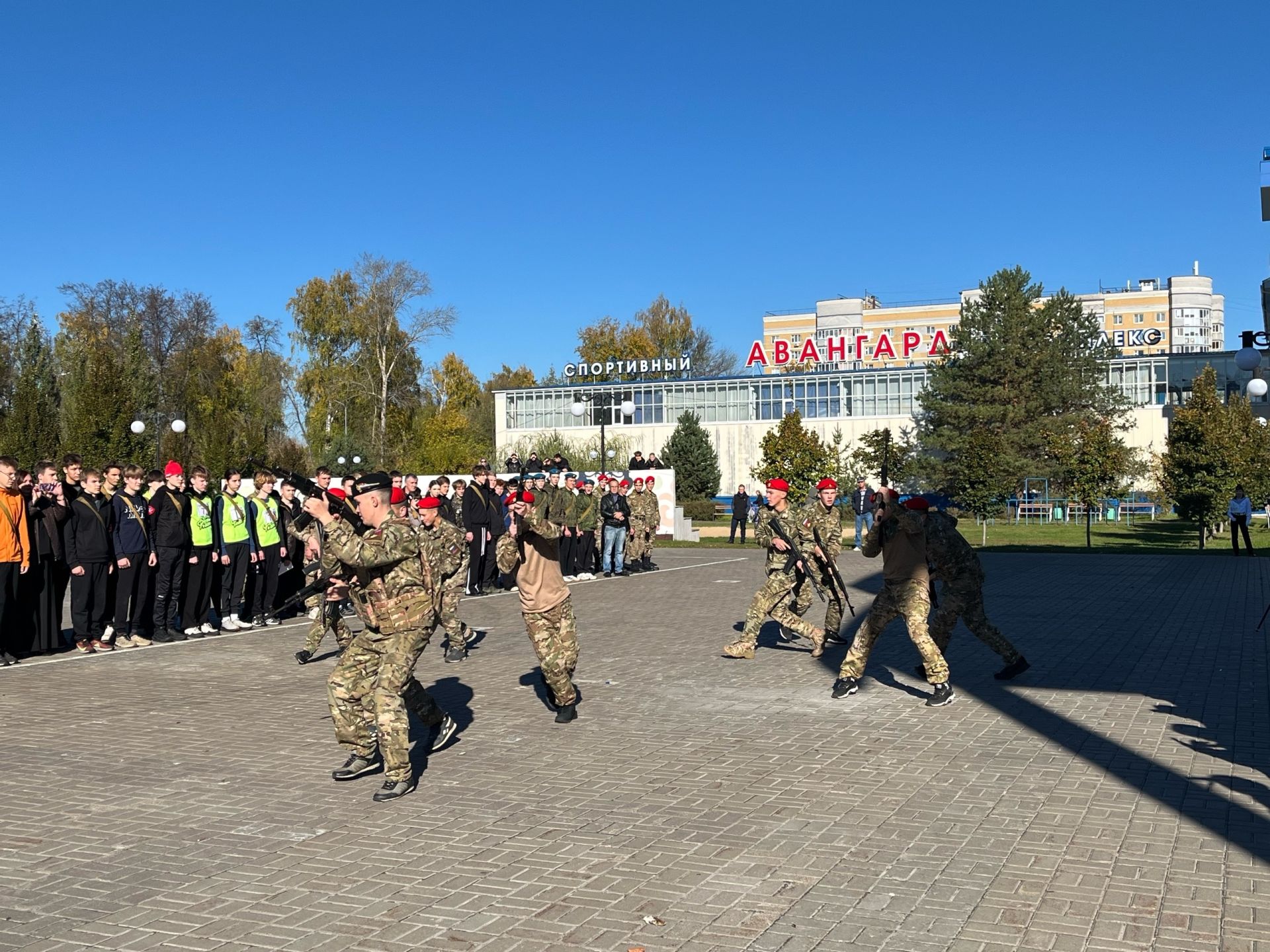 Яшел Үзәннең Авангард стадионында Хәрби хезмәткә чакыручылар көне