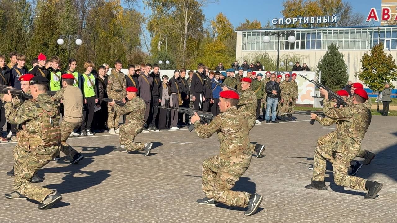 Яшел Үзәннең Авангард стадионында Хәрби хезмәткә чакыручылар көне