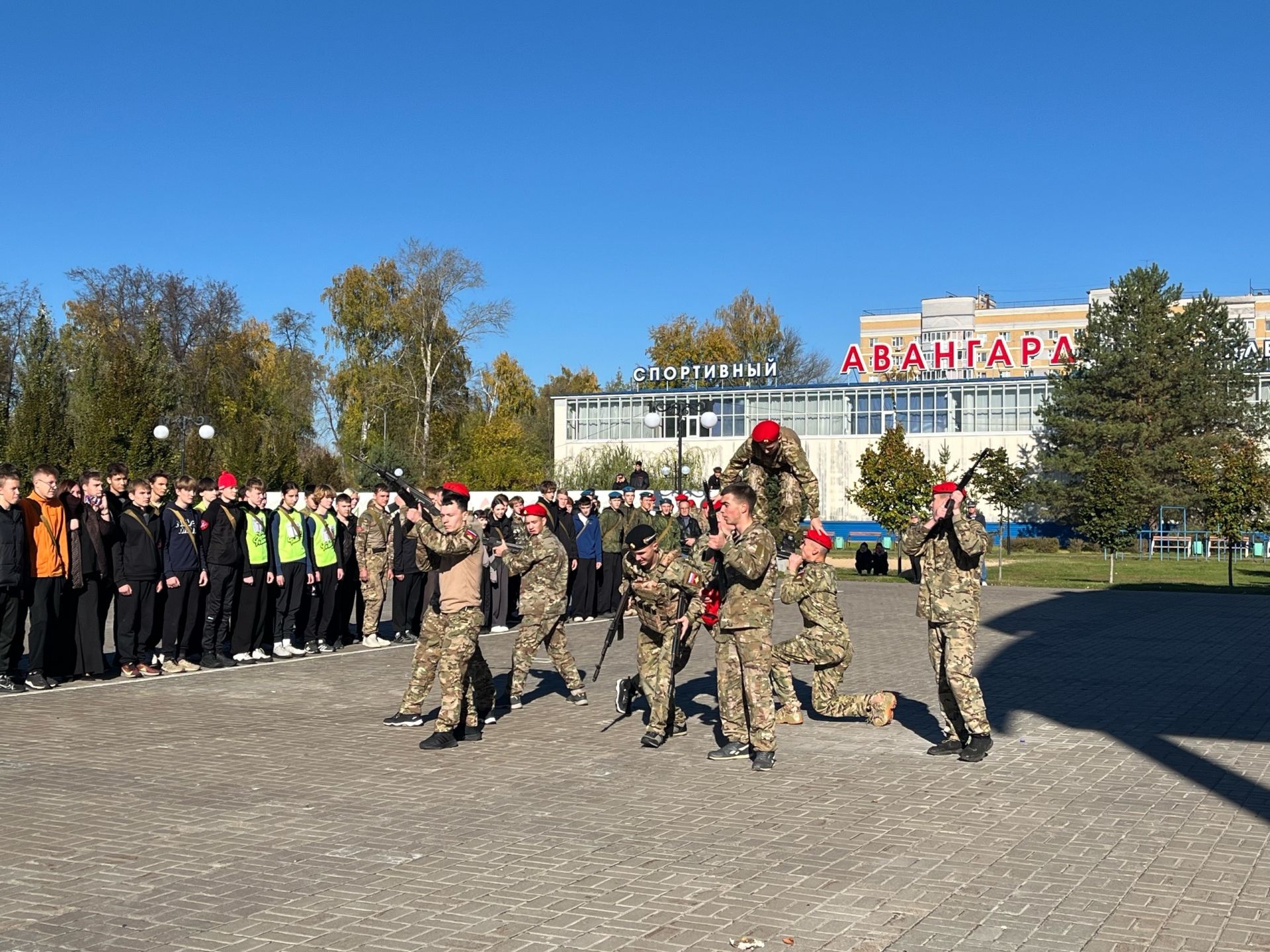 Яшел Үзәннең Авангард стадионында Хәрби хезмәткә чакыручылар көне
