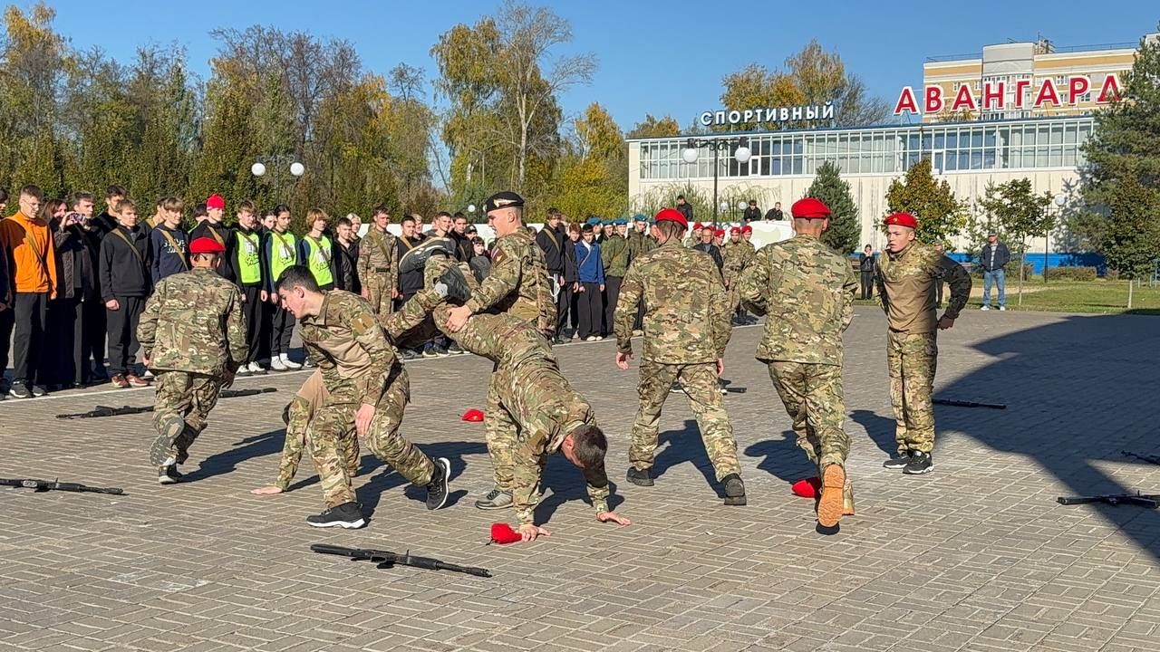 Яшел Үзәннең Авангард стадионында Хәрби хезмәткә чакыручылар көне