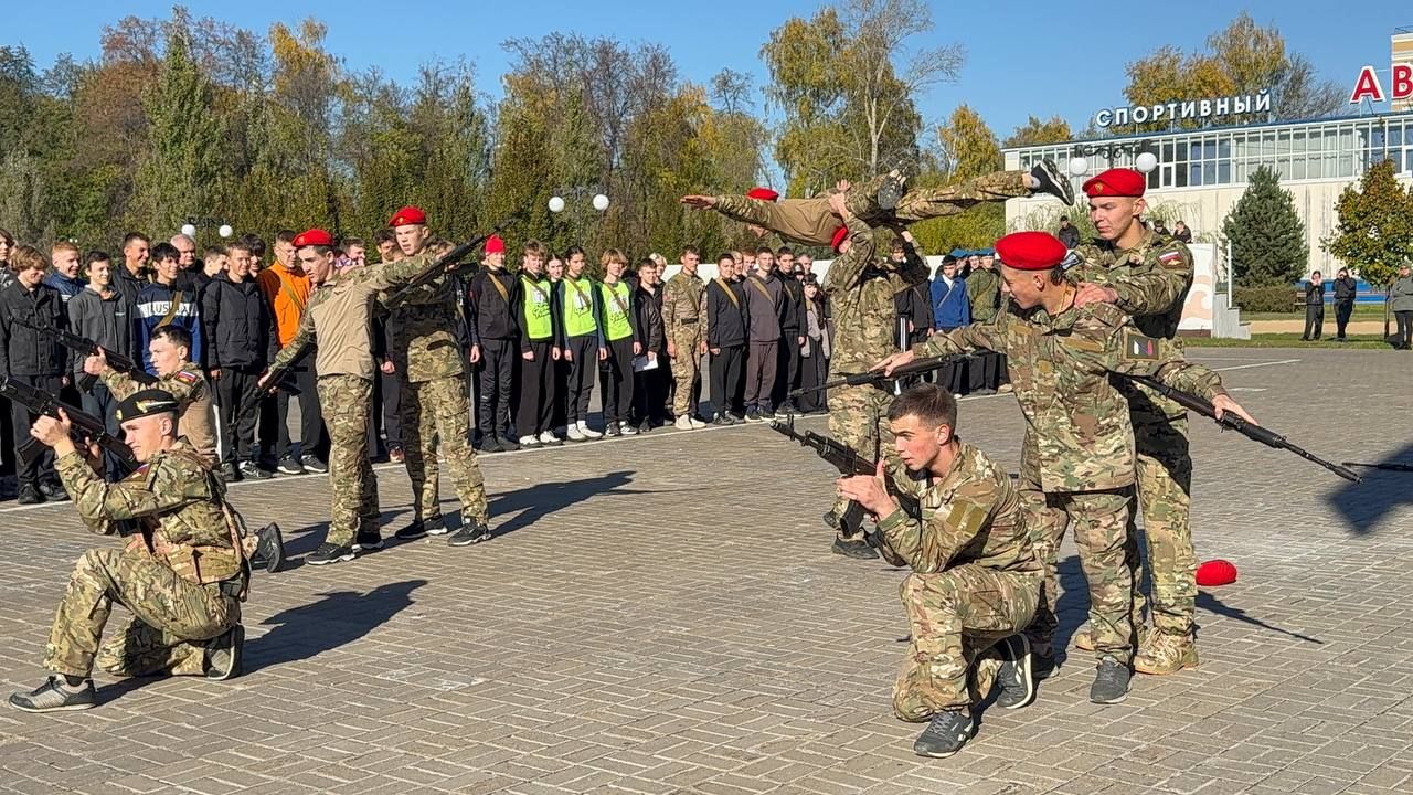 Яшел Үзәннең Авангард стадионында Хәрби хезмәткә чакыручылар көне