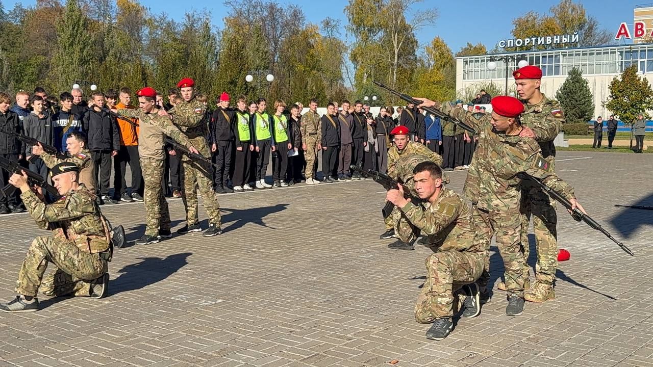 Яшел Үзәннең Авангард стадионында Хәрби хезмәткә чакыручылар көне
