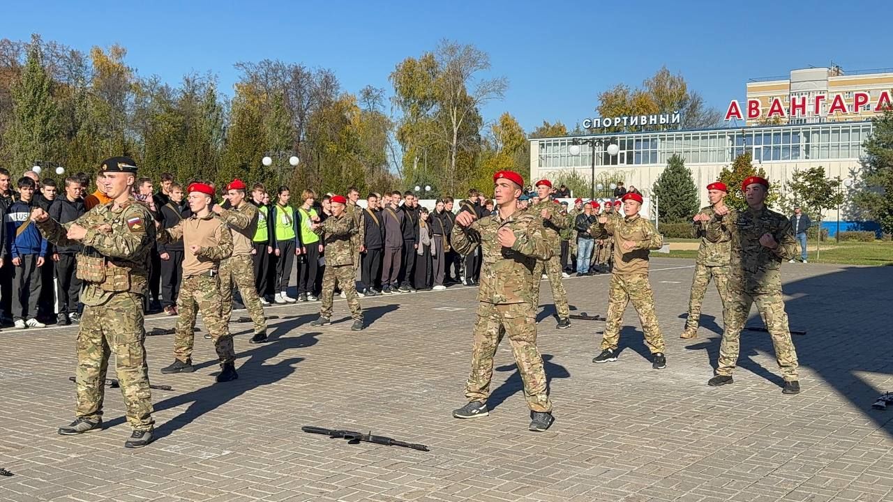 Яшел Үзәннең Авангард стадионында Хәрби хезмәткә чакыручылар көне