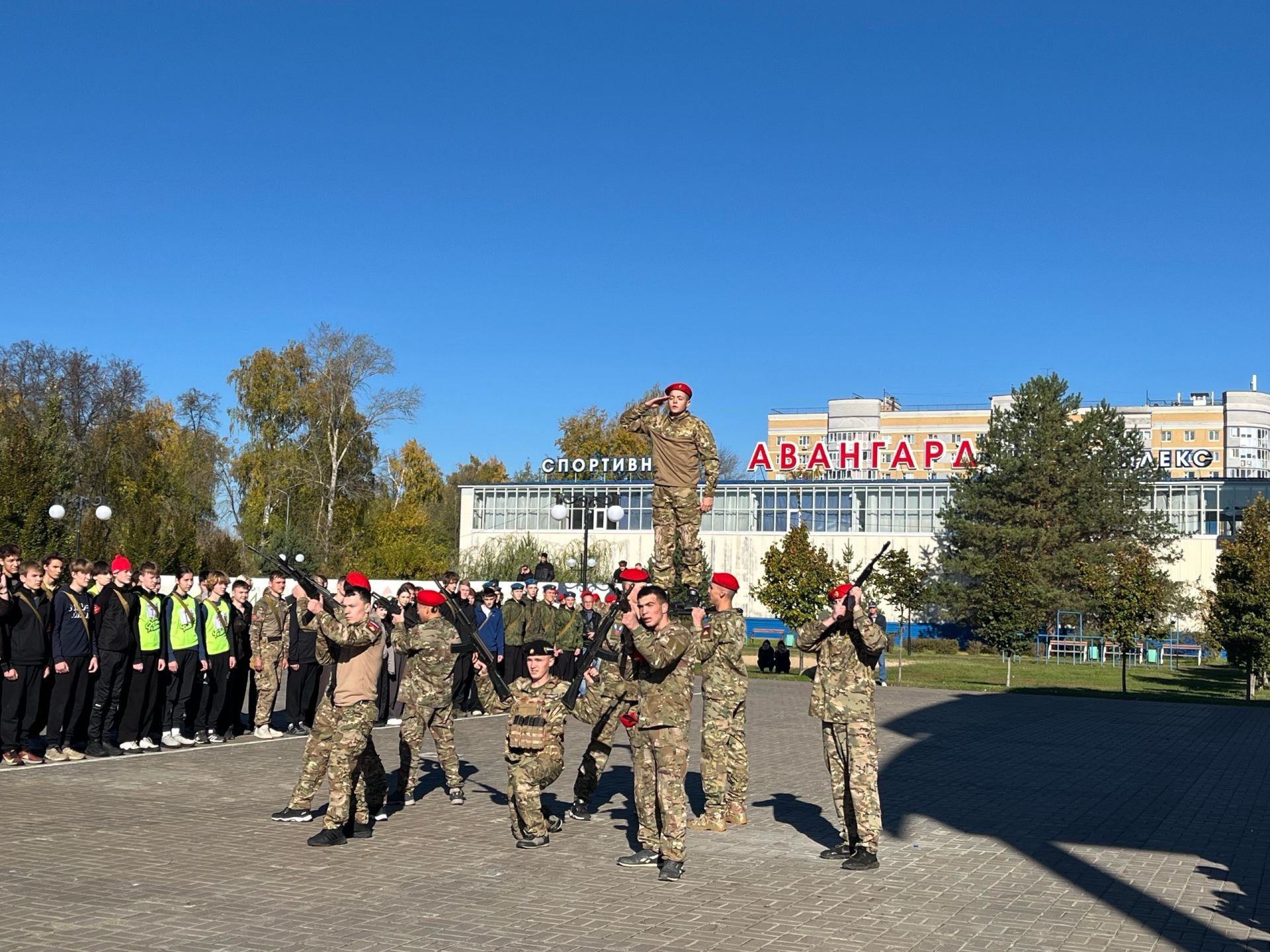 Яшел Үзәннең Авангард стадионында Хәрби хезмәткә чакыручылар көне