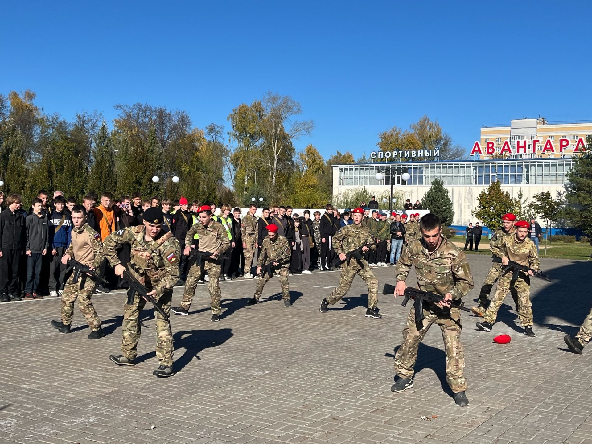 Яшел Үзәннең Авангард стадионында Хәрби хезмәткә чакыручылар көне