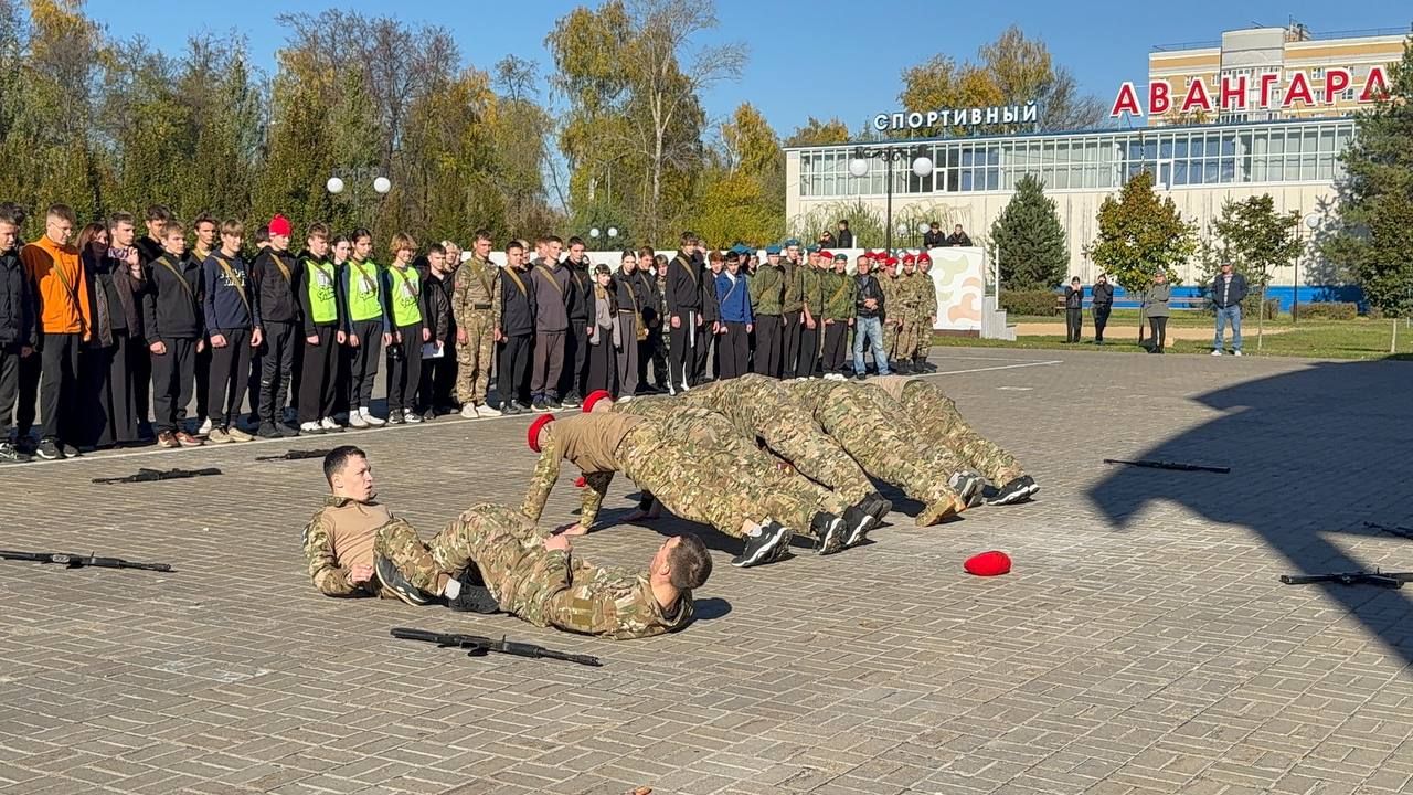 Яшел Үзәннең Авангард стадионында Хәрби хезмәткә чакыручылар көне