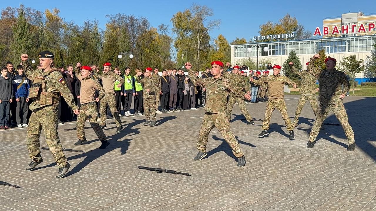 Яшел Үзәннең Авангард стадионында Хәрби хезмәткә чакыручылар көне