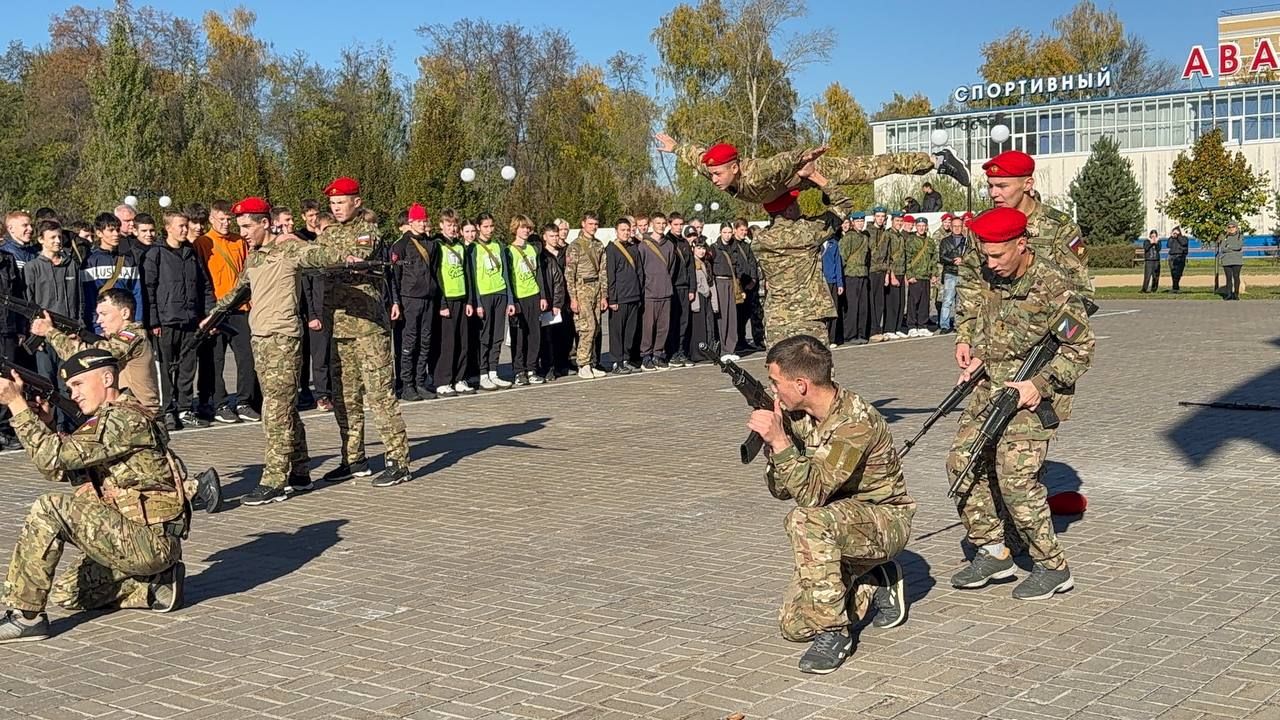 Яшел Үзәннең Авангард стадионында Хәрби хезмәткә чакыручылар көне