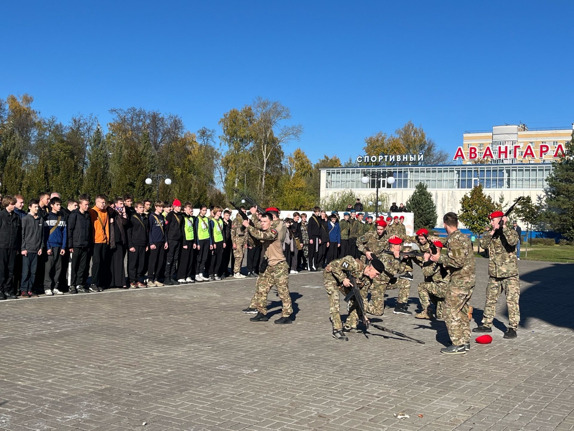 Яшел Үзәннең Авангард стадионында Хәрби хезмәткә чакыручылар көне