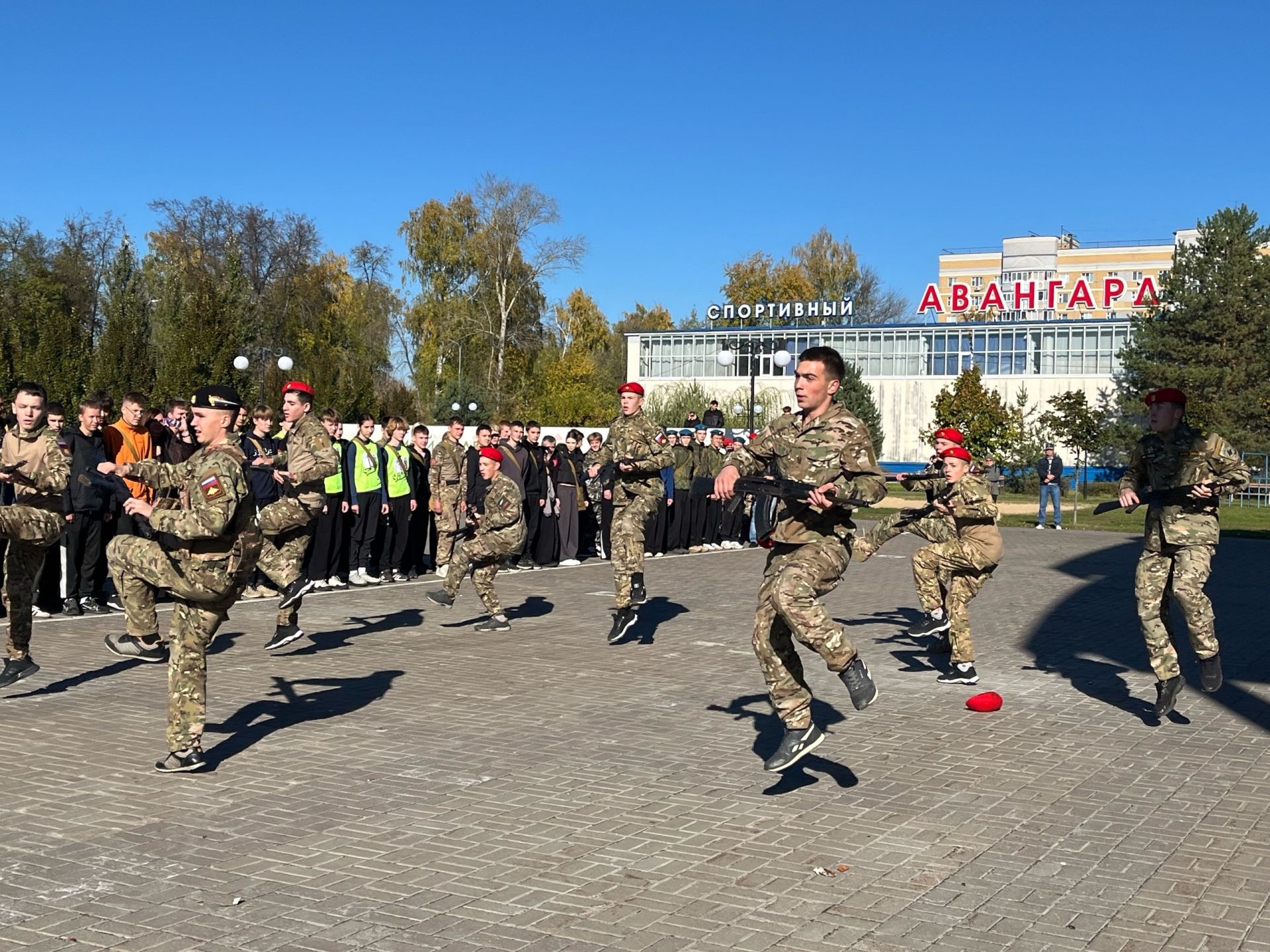 Яшел Үзәннең Авангард стадионында Хәрби хезмәткә чакыручылар көне