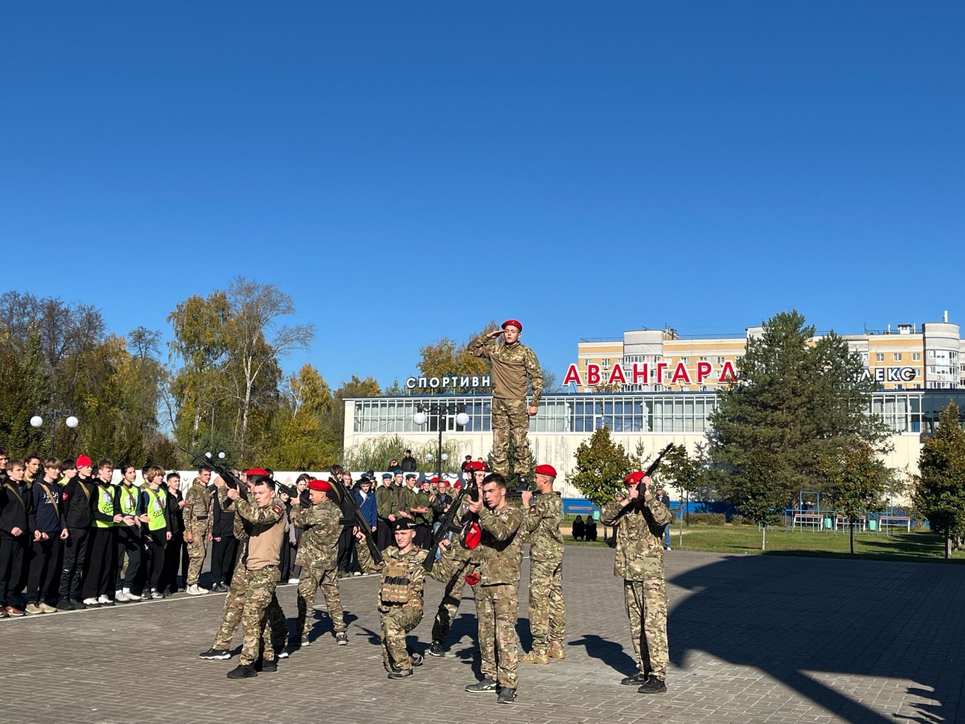 Яшел Үзәннең Авангард стадионында Хәрби хезмәткә чакыручылар көне