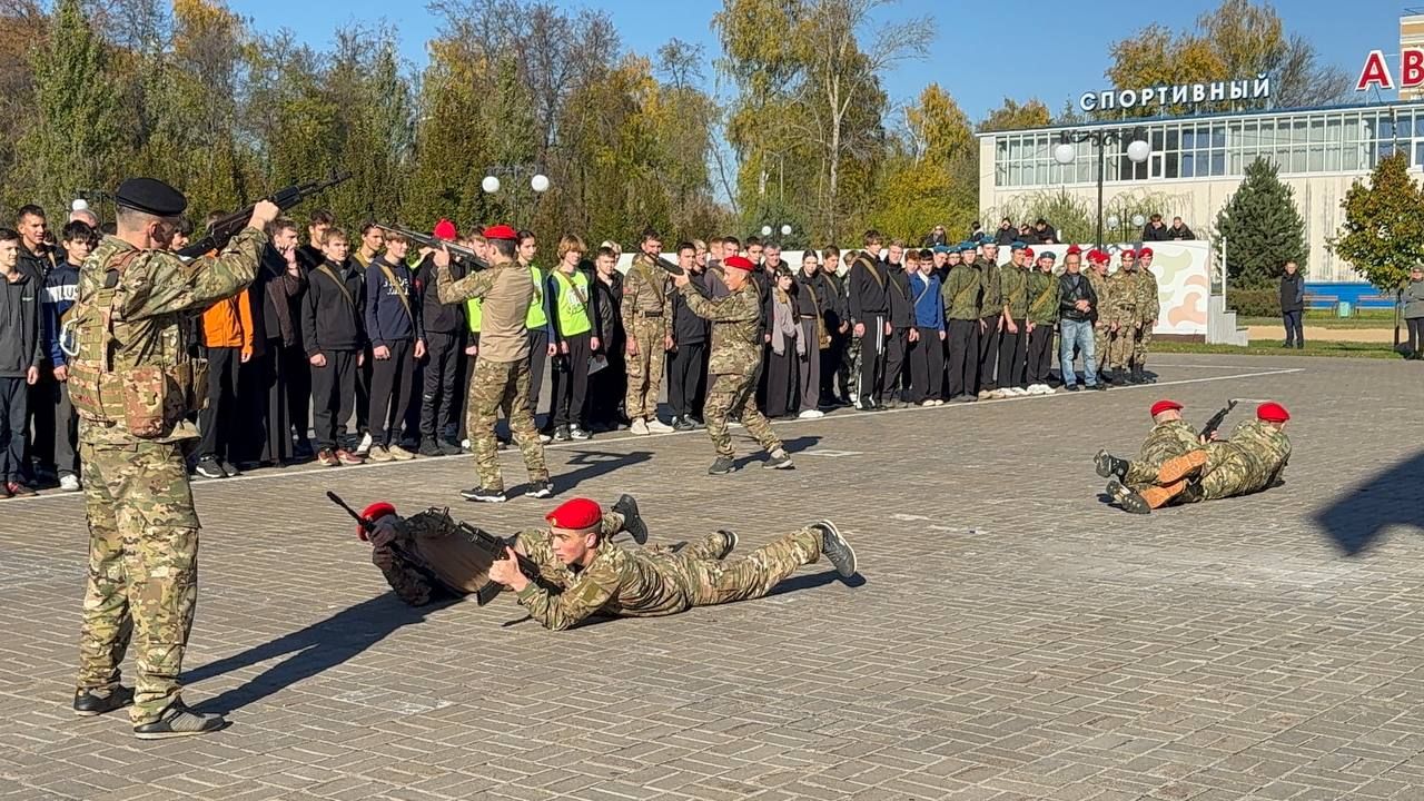 Яшел Үзәннең Авангард стадионында Хәрби хезмәткә чакыручылар көне