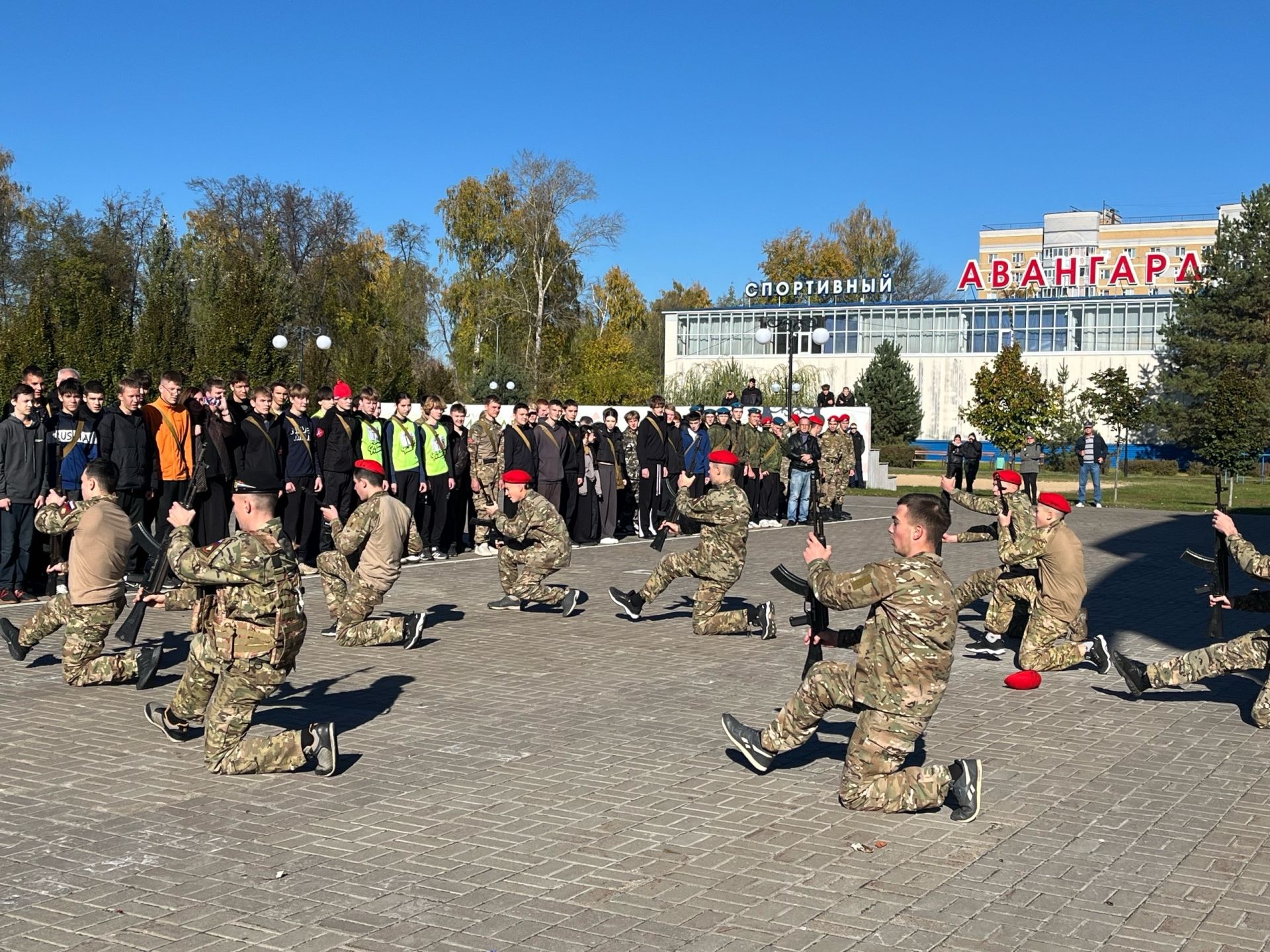 Яшел Үзәннең Авангард стадионында Хәрби хезмәткә чакыручылар көне