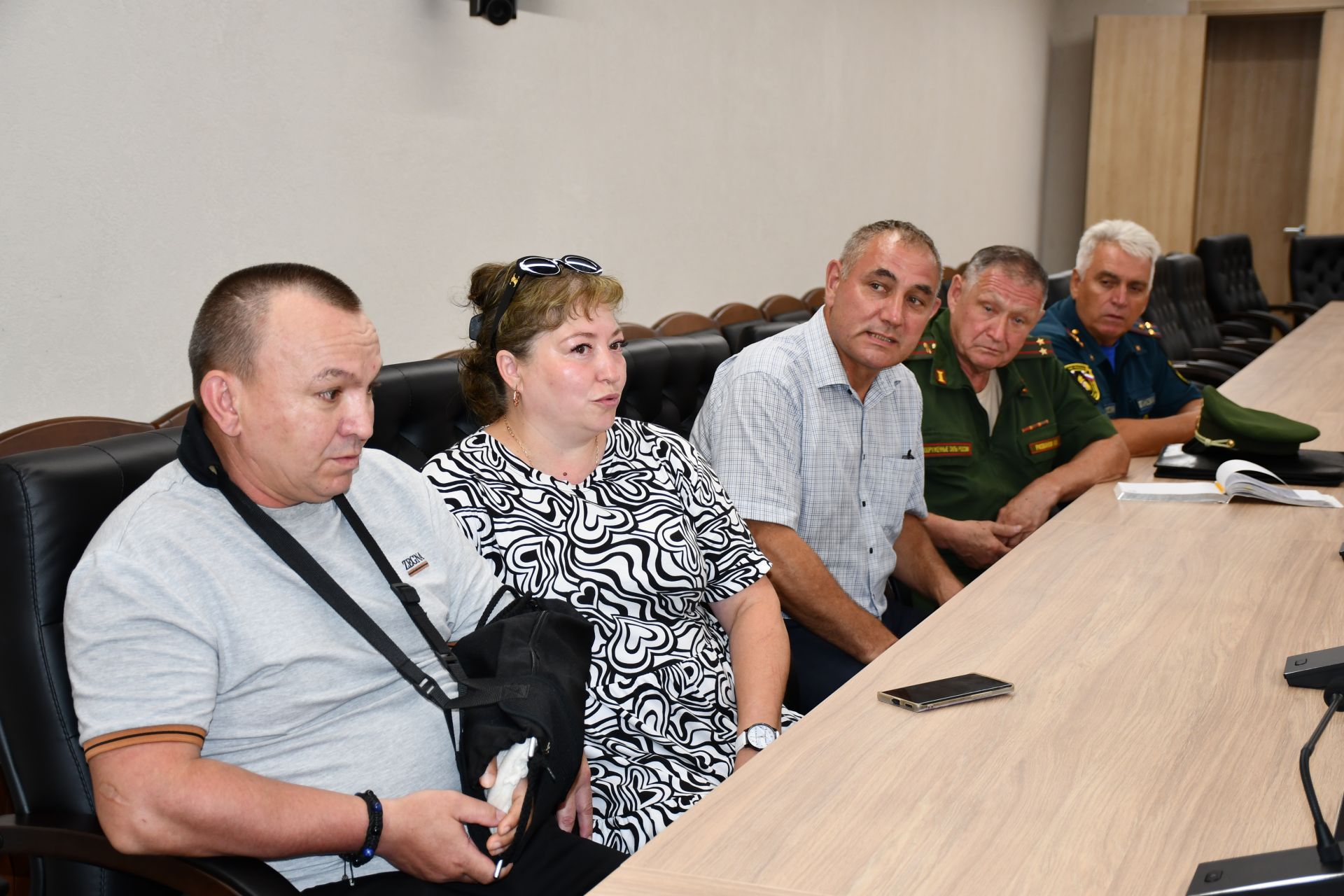 Михаил Афанасьев махсус хәрби операциядән ялга кайткан Айрат Зәйнуллин белән очрашты