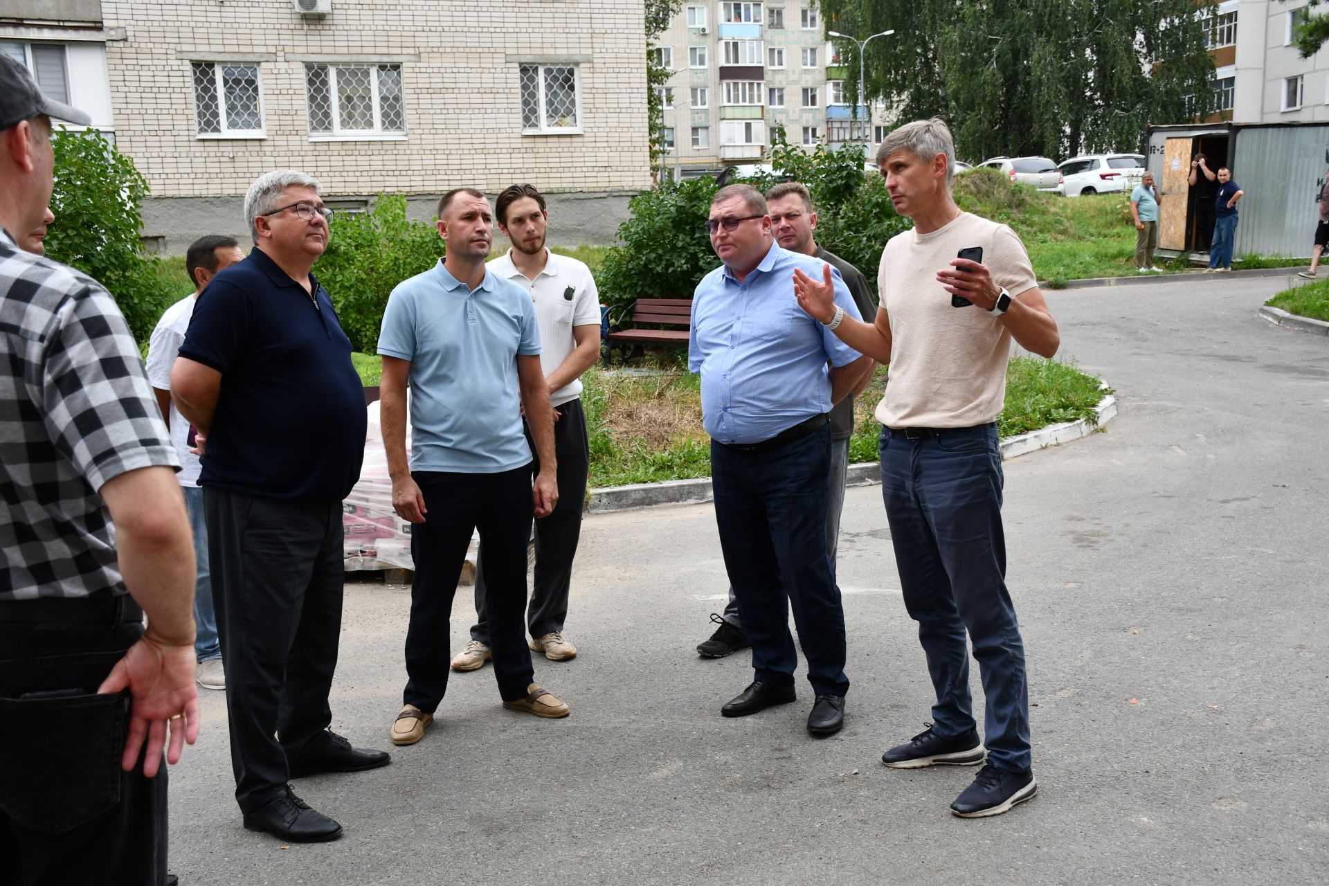 Малая Красная урамындагы 5нче һәм 7нче йортта капиталь ремонт эше барышы белән район башлыгы Михаил Афанасьев танышты