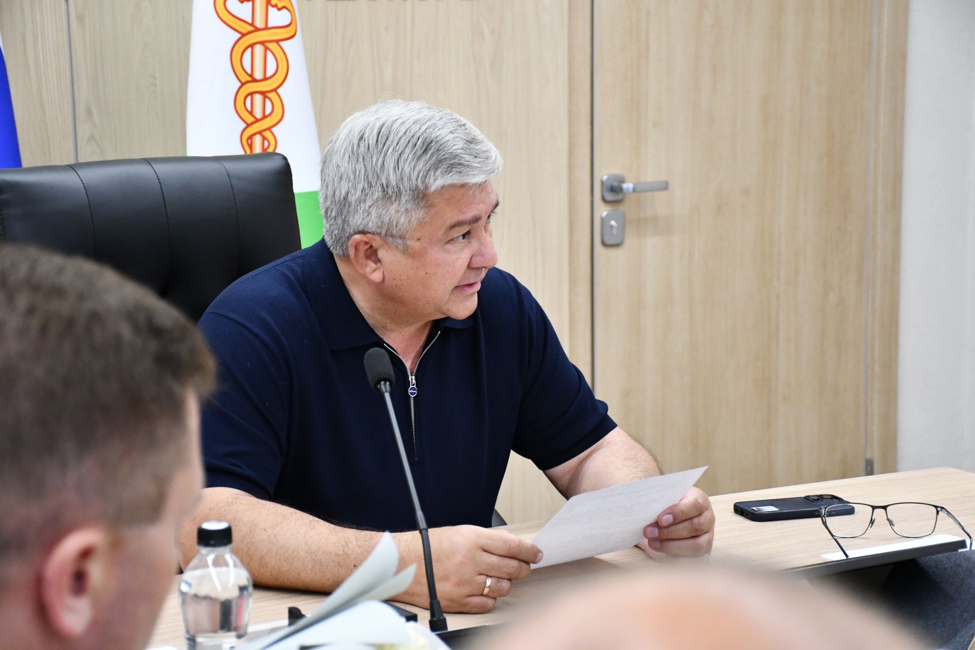 Михаил Афанасьев махсус хәрби операциядән ялга кайткан Айрат Зәйнуллин белән очрашты