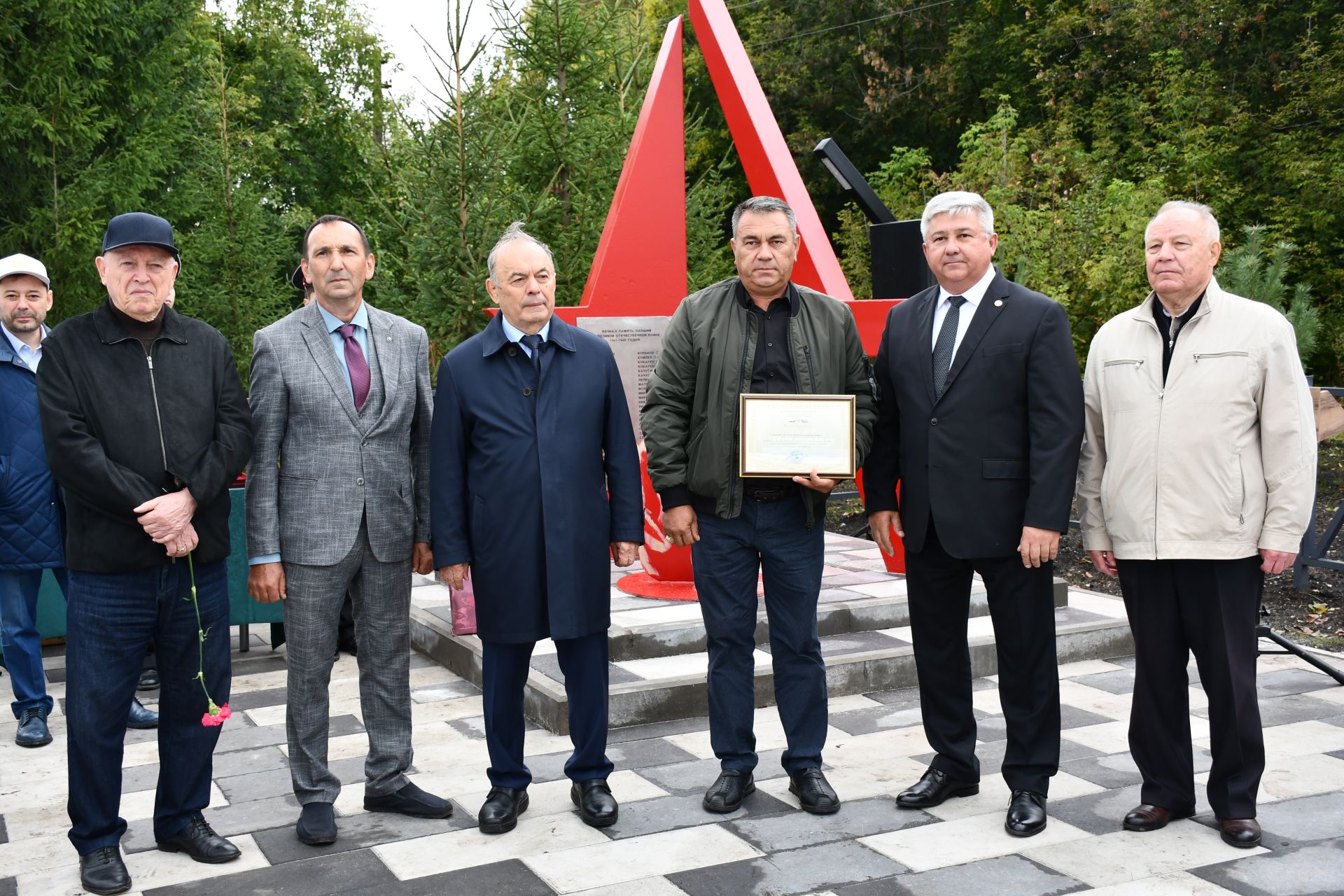Рус Әҗәле авылында яңа мемориаль зона ачылышы