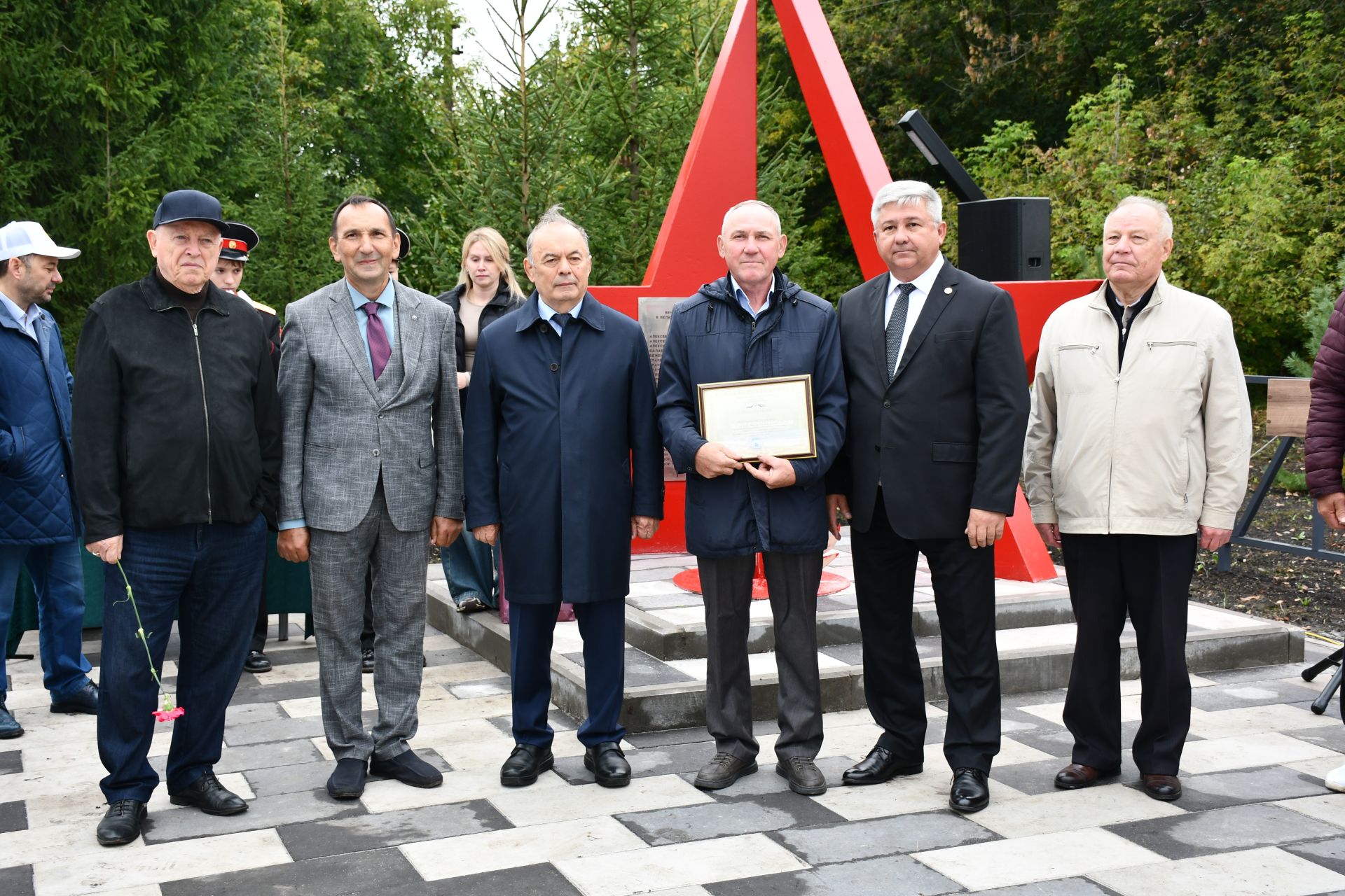 Рус Әҗәле авылында яңа мемориаль зона ачылышы