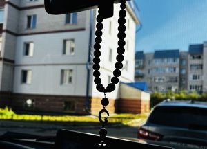 Машинасына тәсбих элеп йөрүчеләр күп. Шәригать ягыннан караганда болай эшләү дөресме?