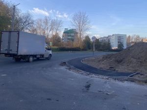 Паратская урамында җәяүлеләр кичүен салу буенча эшләр бара