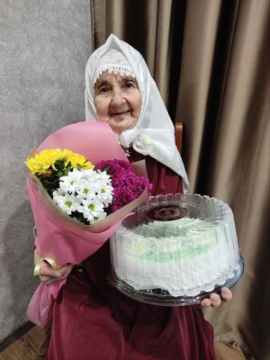 Гомерен балаларга белем һәм тәрбия бирүгә багышлаган хөрмәтле укытучыбыз Гатауллина Равилә Габделкадыйр кызы олуг юбилеен билгеләп үтә