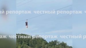 Яшь кыз биеклектәге аттракционнан егылып төшкән