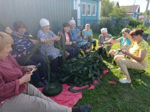 Мулла Иле һәм Зур Өтәк авылы волонтерлары хәрбиләргә 13 рулон лента кисте