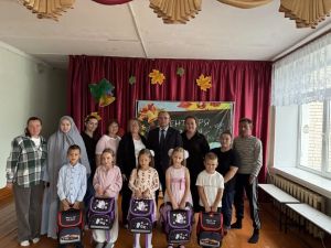 Яшел Үзән районы советы депутаты Ленар Хуҗиәхмәтов мәктәпкә тәүге адымнарын атлаучы укучыларга, уку кирәк-яраклары тутырылган букчалартапшырды