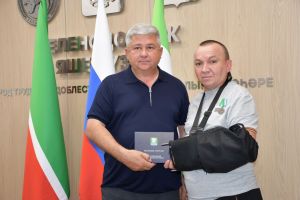Махсус хәрби операциядә катнашучы Айрат Зәйнуллин белән Яшел Үзән районы башлыгы очрашты