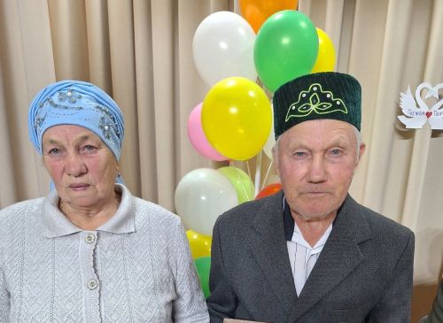 Бер-берсенә булган сөю хисләре Шәкүровлар гаиләсенең йөзләрендә балкый