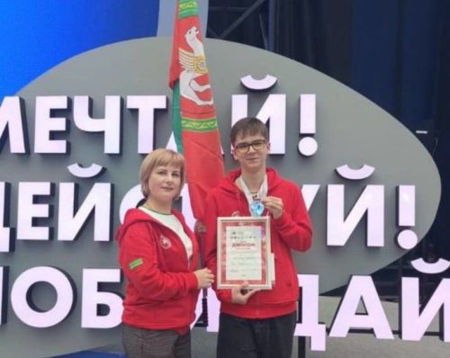 Яшел Үзәннән Артур Кәримов «Абилимпикс» 2024 Милли чемпионатында көмеш медаль яулады