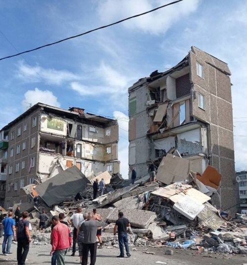 Торак йортта көнкүреш газы шартлау нәтиҗәсендә бер подъезд тулаем ишелгән