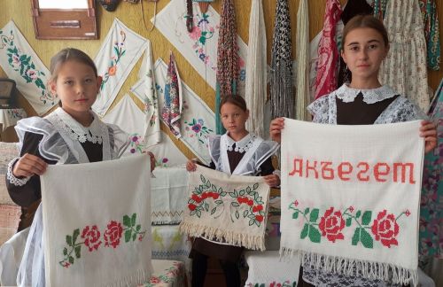 Акъегет мәктәбендә «Татар сөлгесе - күңел көзгесе» дигән күргәзмә оештырганнар