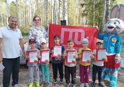 «Дюймовочка» балалар бакчасы тәрбияләнүчеләре һәм педагоглары ГТО нормалары тапшырды