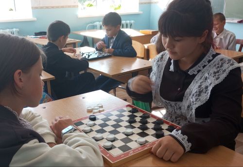 Акъегет мәктәбендә, Халыкара шашка көне уңаеннан, турнир үткәрделәр