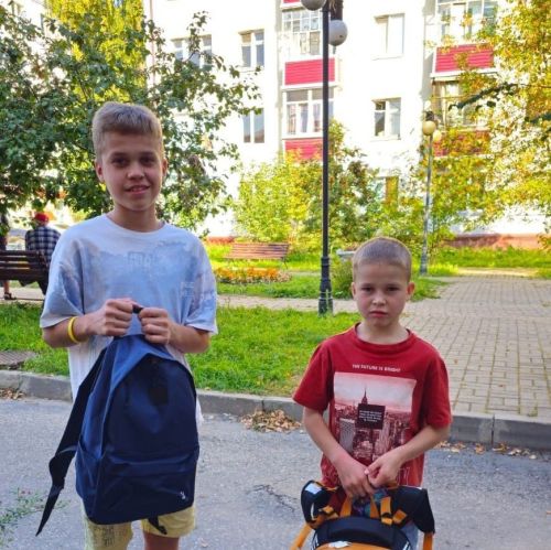 Күп балалы аз керемле мәктәп укучылары булган гаиләләргә һәм МХОдә катнашучыларның балаларына бүләкләр тапшырылды