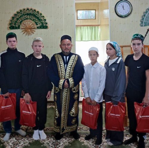 Урысбага авыл җирлегендә укучыларга мәктәп кирәк-яраклары тапшырылды