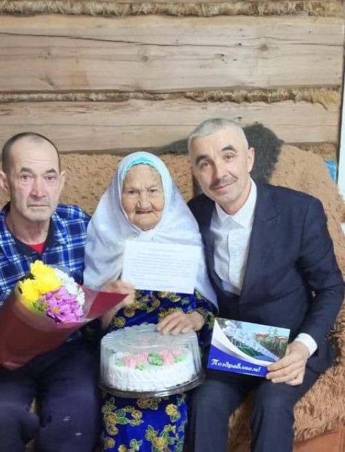 Күгеш авылында яшәүче Нуруллина Фәрзәнә Зиннәтулла кызы үзенең 95 яшьлек юбилеен билгеләп үтә