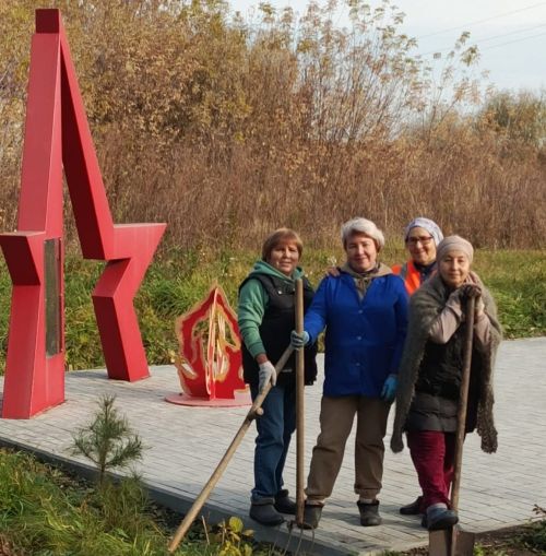 Рус Әҗәле авылында Бөек Ватан сугышында җиңү яулаган солдатларыбызга багышланган һәйкәл янында өмә узды
