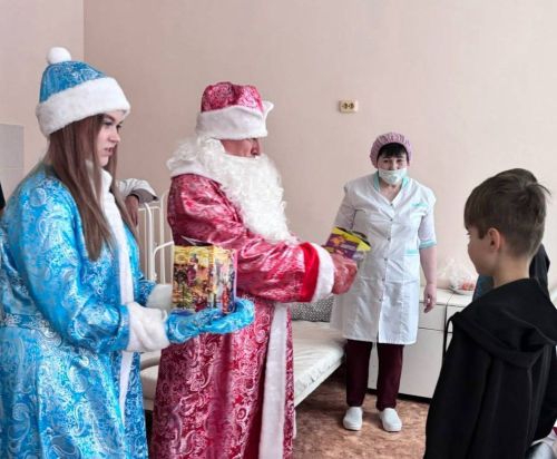Яшел Үзән балалар хастаханәсенең кечкенә пациентлары янына Кыш бабай белән Кар кызы килде