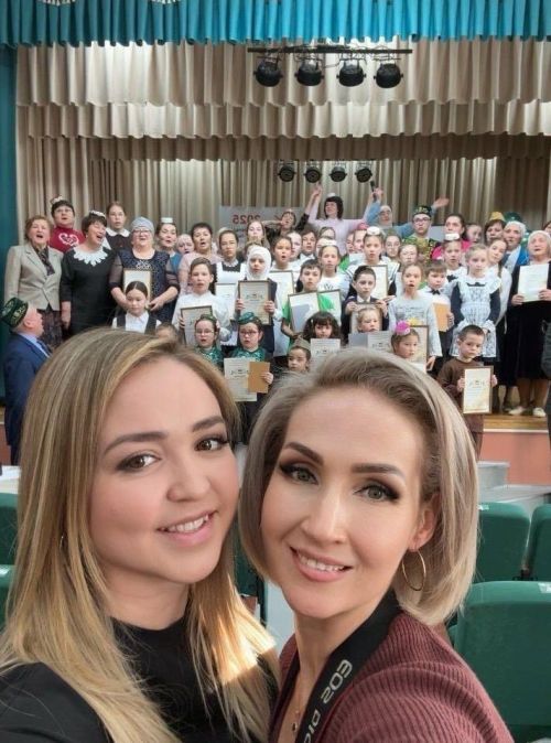 Туган теле белән горурланган һәркемне бүгенге зур бәйрәм белән тәбрик итәбез!