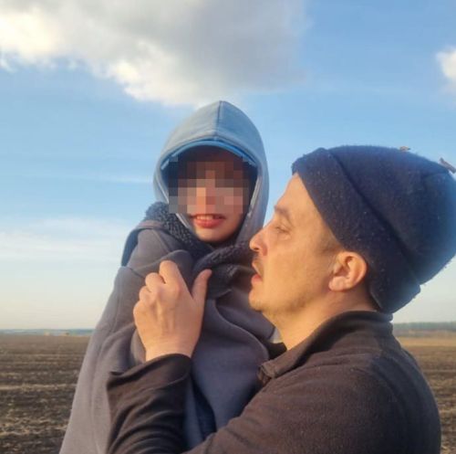 Кечкенә бала кырда төн кунган