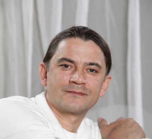 Кариев театры артисты Илнар Низамиев: «15 яшемдә игезәк сыңарым үлде»