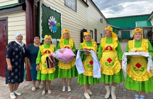 Яке авылында киленнәрне борынгы йолага тугры калып каршы алалар