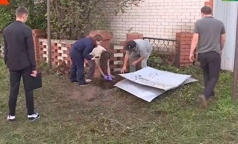 Алты яшьлек бала канализация чокырында һәлак булучыларны тапкан