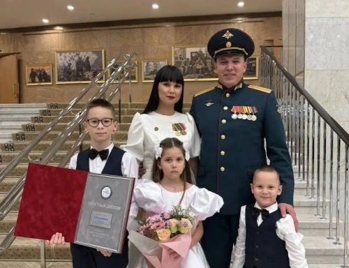 «Бөтен Татарстан сезнең белән горурлана»: Миңнеханов ел гаиләсе Култышевларны котлады