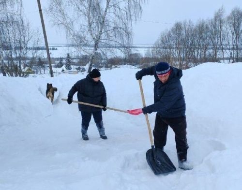 Олы Шырдан мәдәният йорты мөдире Наҗия Хәсәнова хезмәттәшләре белән бергә кар көри